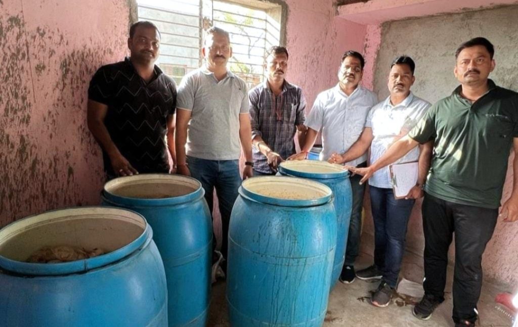 अवैध हातभट्टी दारू अड्यावर छापा; 3 लाख 62 हजाराचा मुद्देमाल जप्त अवैध हातभट्टी दारू अड्यावर छापा; 3 लाख 62 हजाराचा मुद्देमाल जप्त