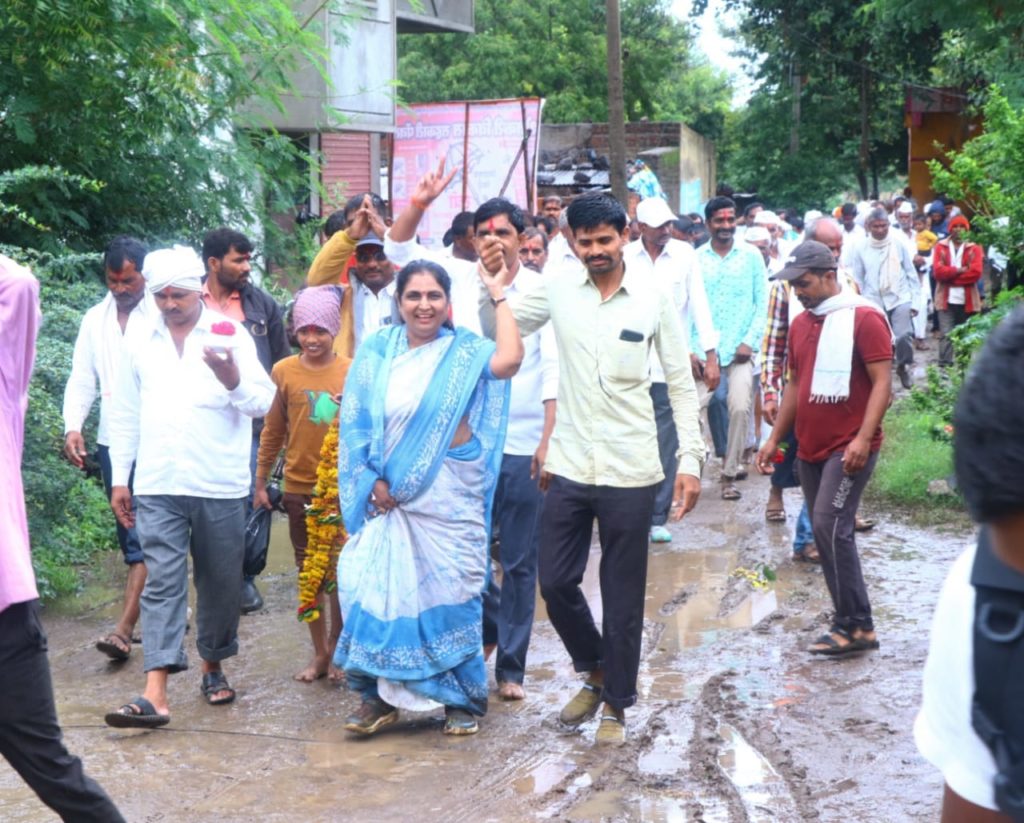 हिप्परसोगा सोसायटीवर स्वयंप्रभाताई पाटील यांच्या विकासरत्न विलासराव देशमुख शेतकरी विकास पॅनलचे वर्चस्व