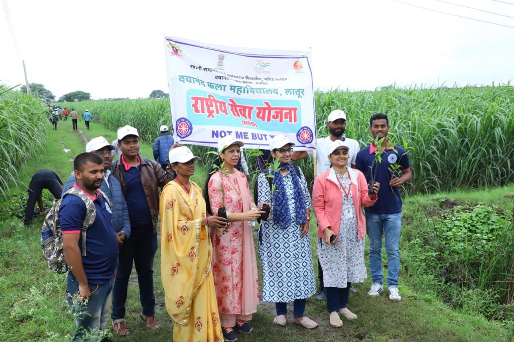 वृक्ष लागवडीत दयानंद कला महाविद्यालयाचा उत्स्फूर्त सहभाग