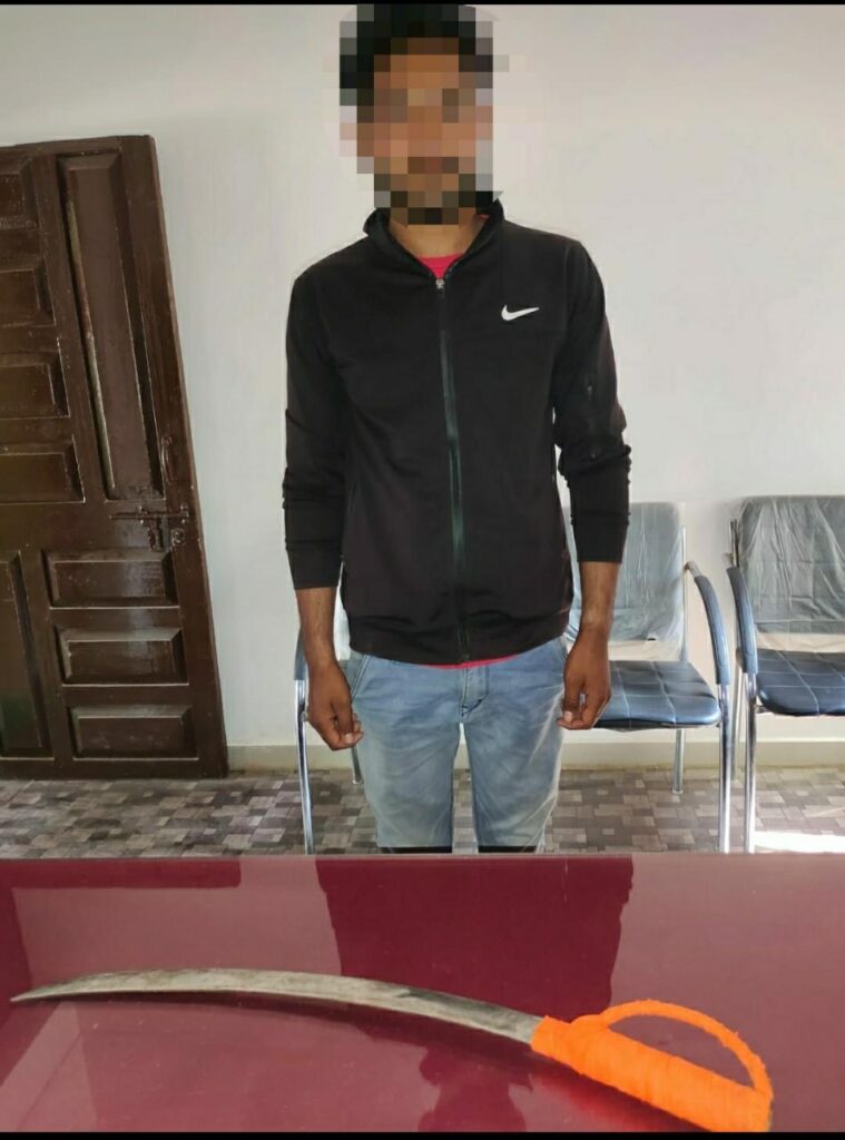 हातात तलवार घेऊन फिरणाऱ्या तरुणाविरुद्ध पोलीस ठाणे भादा येथे गुन्हा दाखल