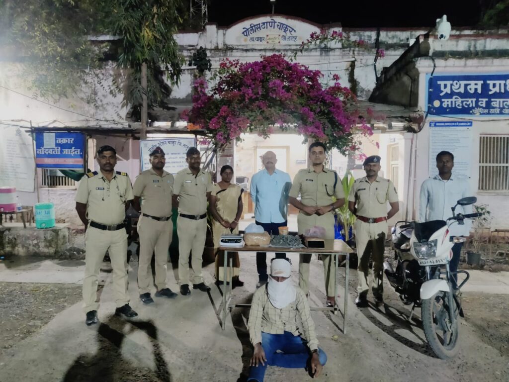 आय पी एस निकेतन कदम यांची छापेमारी,01लाख 42 हजार रुपयाचा गांजा व एक तलवार जप्त आय पी एस निकेतन कदम यांची छापेमारी,01लाख 42 हजार रुपयाचा गांजा व एक तलवार जप्त