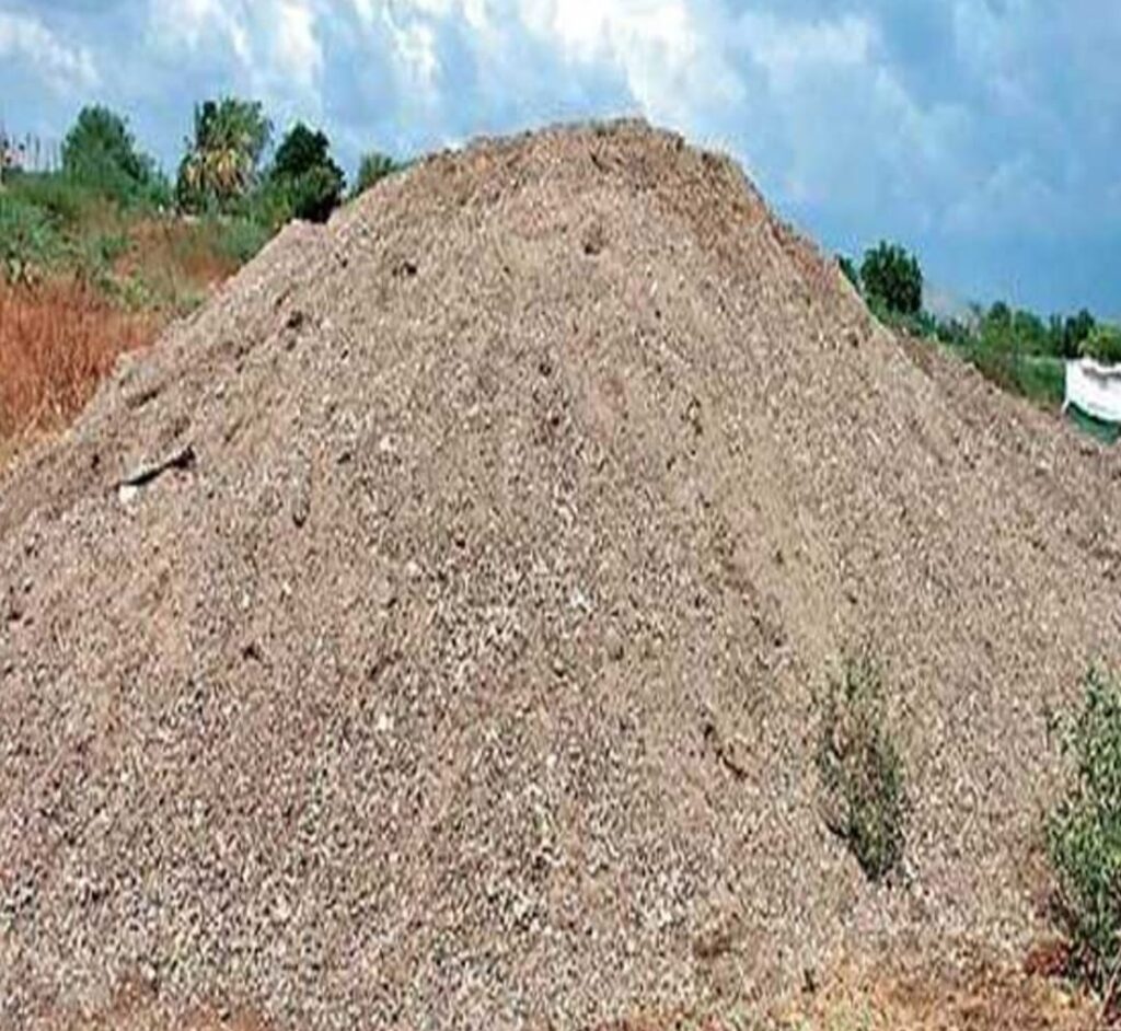 अवैध वाळू उत्खनन करणाऱ्या 4 जनाविरुद्ध गुन्हा दाखल