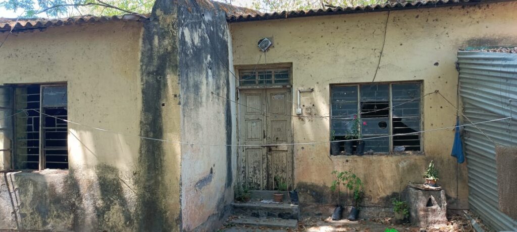 अहमदपूर ची पोलीस वसाहत बनली जीवघेणी ; कुटुंबासह जिव धोक्यात