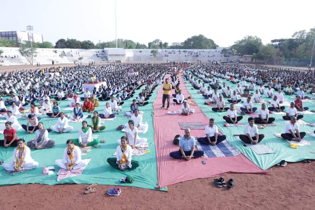 आंतरराष्ट्रीय योगदिन जिल्हा क्रीडा संकुलावर योगाभ्यास करून झाला साजरा