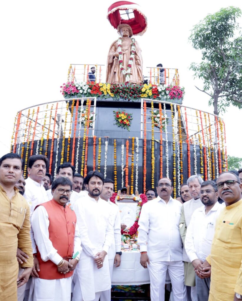 लोकप्रतिनिधींच्या उपस्थितीत राजर्षी शाहू महाराजांच्या पुतळ्याचे लोकार्पण