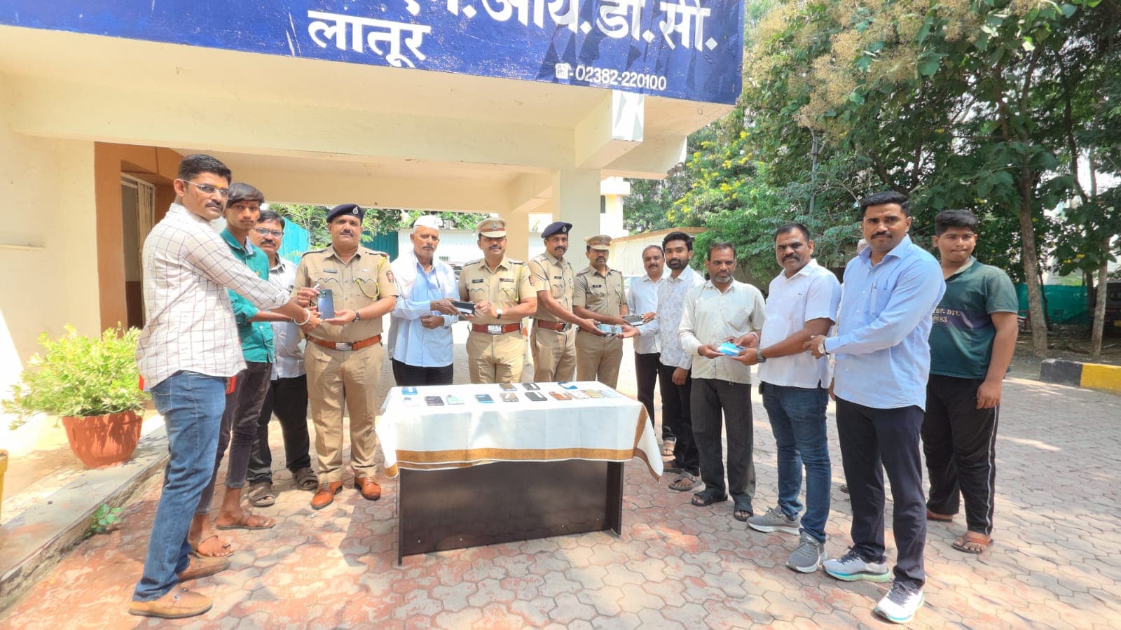 हरवलेले ५१ मोबाईल शोधून मूळ मालकांच्या स्वाधीन,लातूर शहर पोलिसांची उल्लेखनीय कामगिरी;