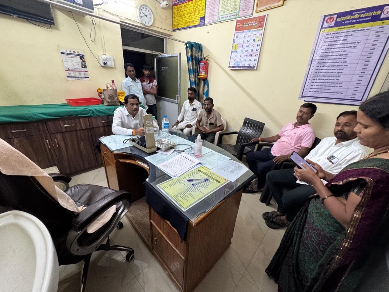 देवर्जन प्राथमिक आरोग्य केंद्रात रात्री डॉक्टर अनुपस्थित; जि.प. सदस्य प्रा. दिलीपकुमार मटके यांची रात्री पावणेदहाच्या सुमारास अचानक भेट