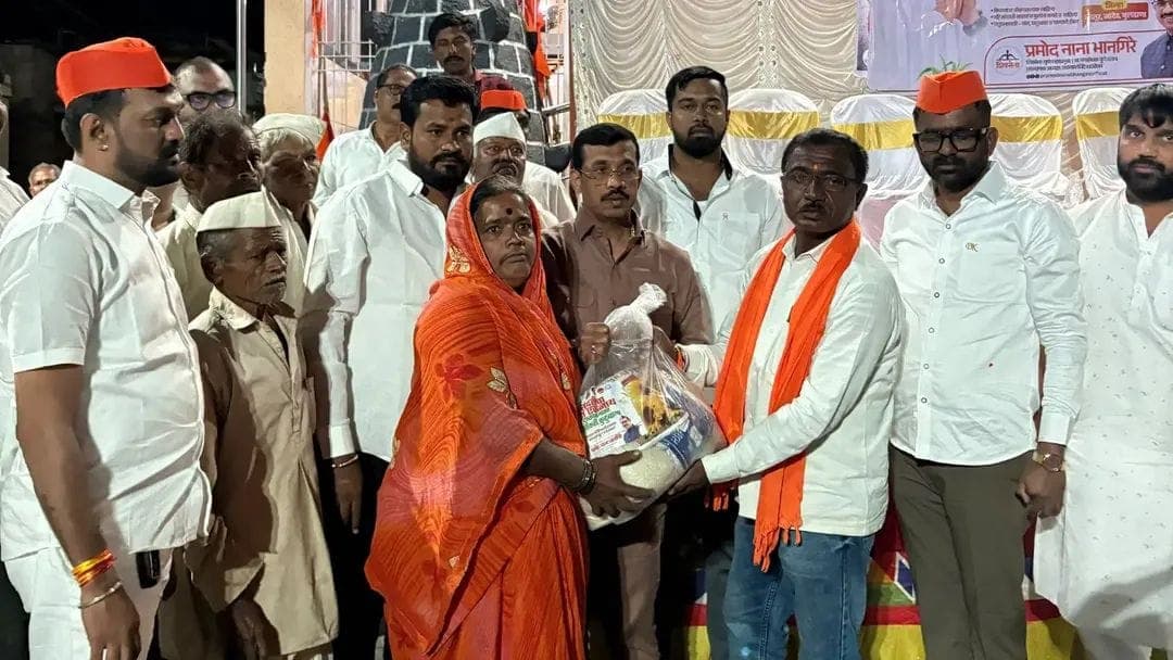नवरात्रोत्सवाचा खर्च टाळून दुष्काळग्रस्त शेतकरी कुटुंबांना मदतीचा हात! स्वर्गीय गंगूबाई संभाजी शिंदे यांच्या स्मृतीप्रित्यर्थ एकनाथ शिंदे फाउंडेशनचा सामाजिक उपक्रम