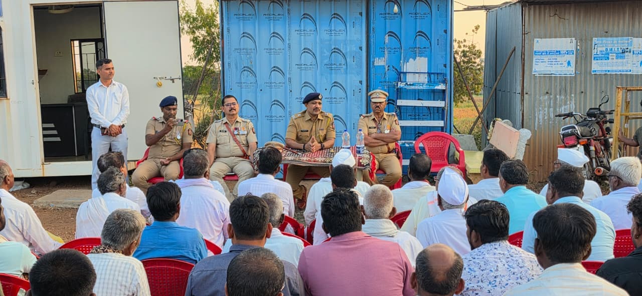 पोलीस आपल्या गावामध्ये’ उपक्रमांतर्गत वरिष्ठ पोलीस अधिकाऱ्यांच्या गावभेटी; नागरिकांशी साधला थेट संवाद,