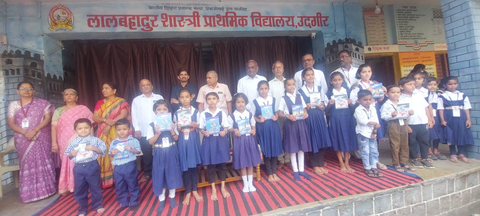कै.भालचंद्र शंकरराव चाकूरकर यांच्या स्मरणार्थ शास्त्री शाळेत शैक्षणिक साहित्याचे वाटप.