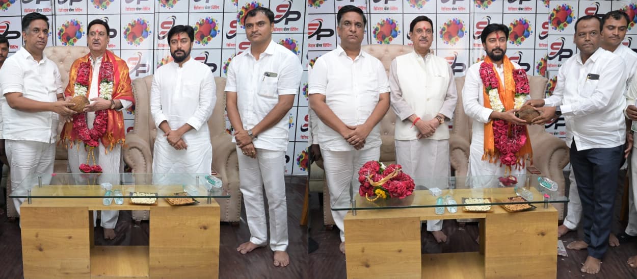 श्रीकांत पाटील यांच्या डिजिटल बॅनर प्रिटींग कार्यालयामध्ये माजी मंत्री सहकार महर्षी दिलीपरावजी देशमुख व जिल्हा बँकेचे चेअरमन धीरजभैय्या देशमुख यांचा सत्कार