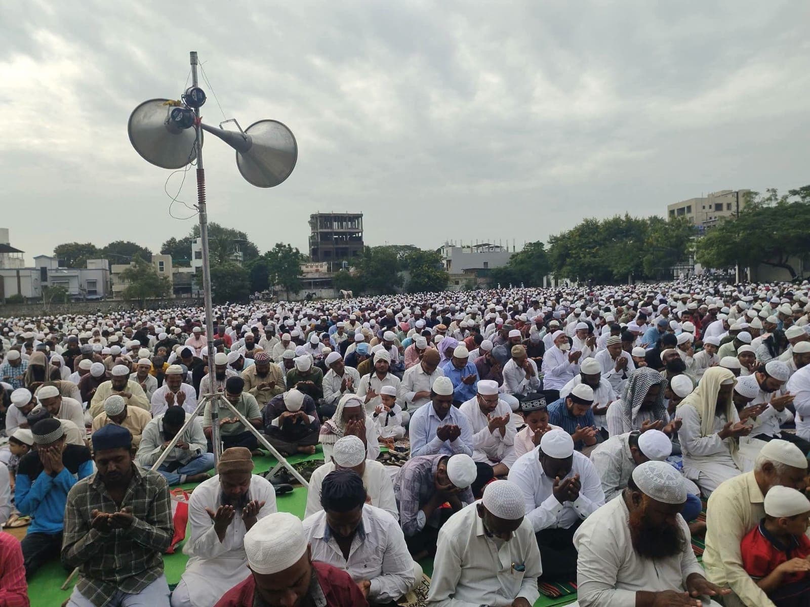 लातूरच्या ईदगाह मैदानावर पावसासाठी नमाज-ए-इस्तिस्का.
शेतकरी,पिके आणि जनतेवरील पाणीटंचाईचे संकट दूर व्हावे यासाठी दुआ.