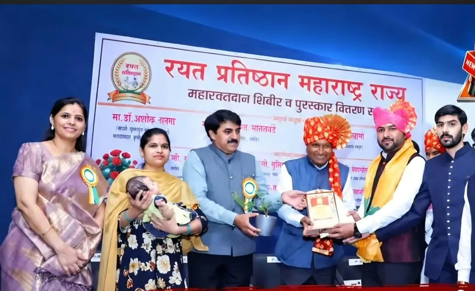 आईच्या हातच्या पापडांना धीरजकुमार यांनी दिली आधुनिक उद्योगाची झळाळी!
अवघ्या ५० हजारांच्या भांडवलातून उभारला ‘मातोश्री’ ब्रँड; रयत प्रतिष्ठानच्या ‘उद्योगरत्न पुरस्काराने धीरजकुमार भनगीरे सन्मानित