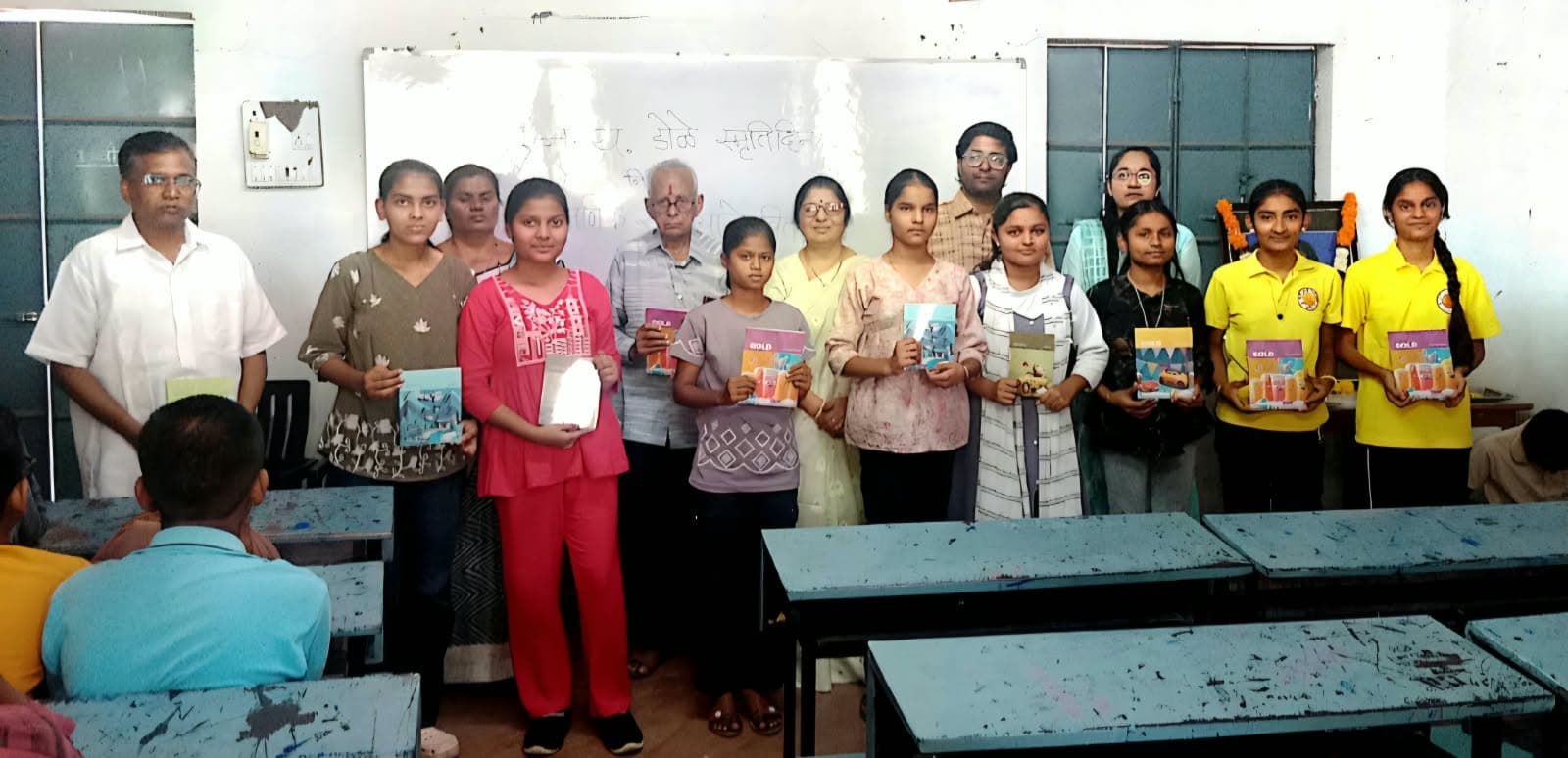डॉ. ना. य. डोळे सरांच्या विचारांचा वारसा पुढे नेणे हीच खरी श्रद्धांजली; शैक्षणिक साहित्य वाटपाने स्मृतिदिन साजरा