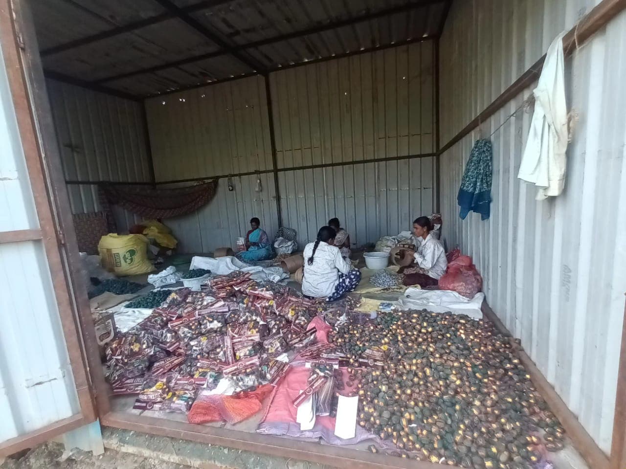लातूर ग्रामीणमध्ये बेकायदेशीर सुतळी बॉम्ब निर्मितीच्या ठिकाणी पोलिसांचा छापा; मोठ्या प्रमाणात स्फोटक साहित्य जप्त