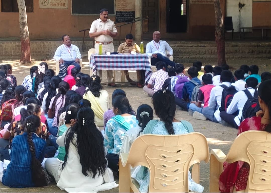 उपविभागीय पोलीस अधिकारी मायने यांनी साधला विद्यार्थ्यांशी संवाद,
सोशल मीडिया, सायबर गुन्हे, स्पर्धा परीक्षा आणि संस्कारक्षम जीवनाबाबत केले मार्गदर्शन