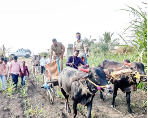 अतिरिक्त पोलीस अधीक्षकांची बैलगाडी सफर