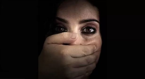 पती-पत्नीमधील भांडणाचा गैरफायदा घेऊन विनयभंग