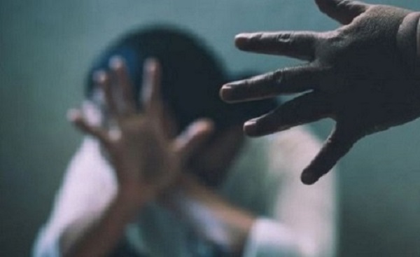 तू काळी आहेस, तुला होणारी मुले ही तुझ्यासारखीच होतील असे म्हणत विवाहितेचा छळ