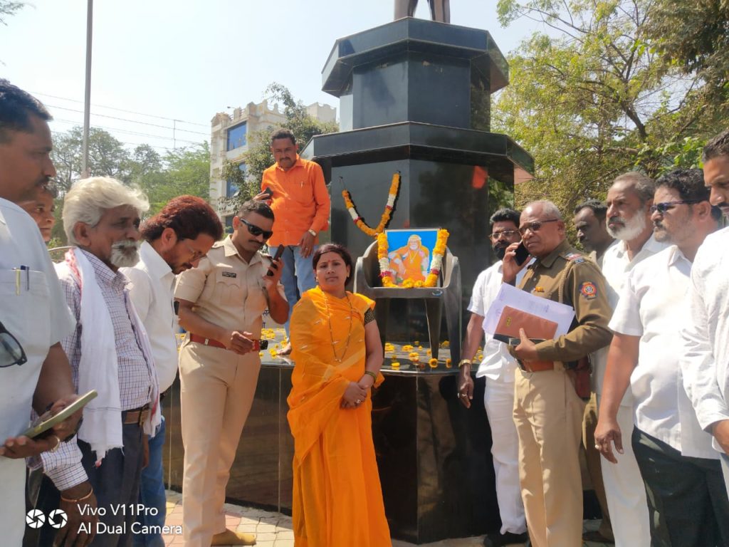 संत गाडगेबाबा यांना विविध संघटना व पोलीस प्रशासनाच्या वतीने अभिवादन