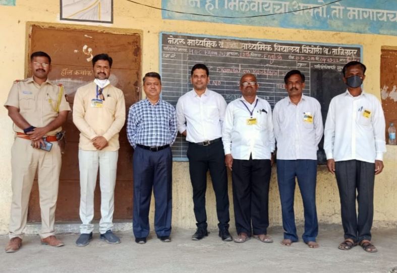 नेहरू माध्यमिक व उच्च माध्यमिक विद्यालयास उपजिल्हाधिकारी व तहसीलदार साहेब यांची भेट