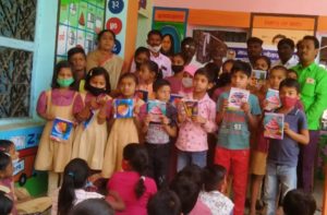 सचिनभाऊ साठे यांच्या वाढदिवसानिमित्त शालेय साहित्य व खाऊ वाटप