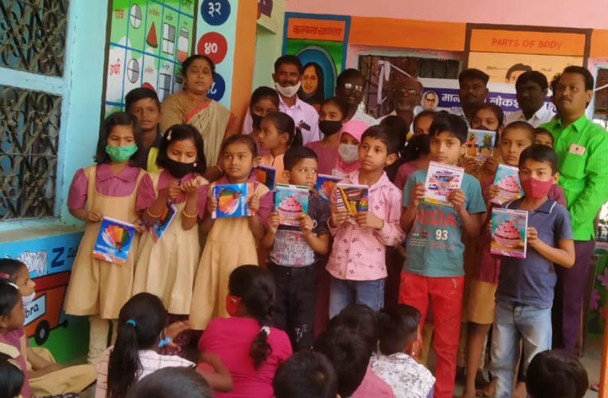 सचिनभाऊ साठे यांच्या वाढदिवसानिमित्त शालेय साहित्य व खाऊ वाटप