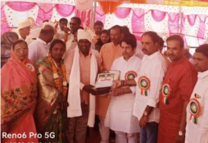 आदर्श शेतकरी म्हणून धानोरा येथील सहदेव होनाळे यांचा सपत्निक सन्मान