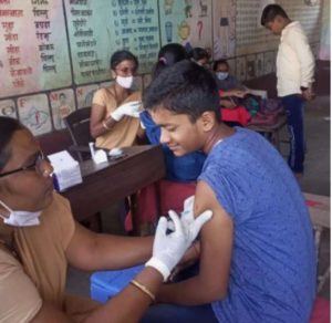 संत ज्ञानेश्वर प्राथमिक विद्यालयात विद्यार्थ्यांचे लसीकरण