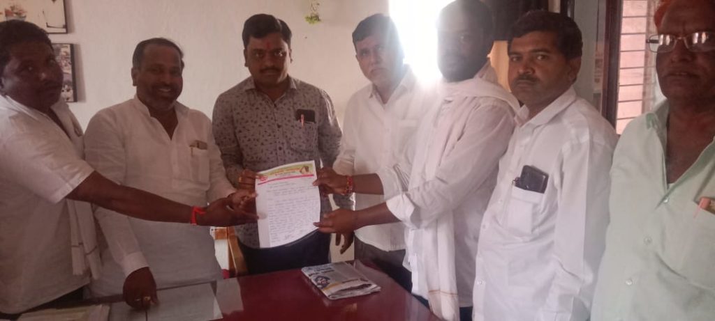 बाजार समीतीतील कडता बंद करा अन्यथा चोवीस मार्च रोजी कार्यालयास टाळे ठोकणार