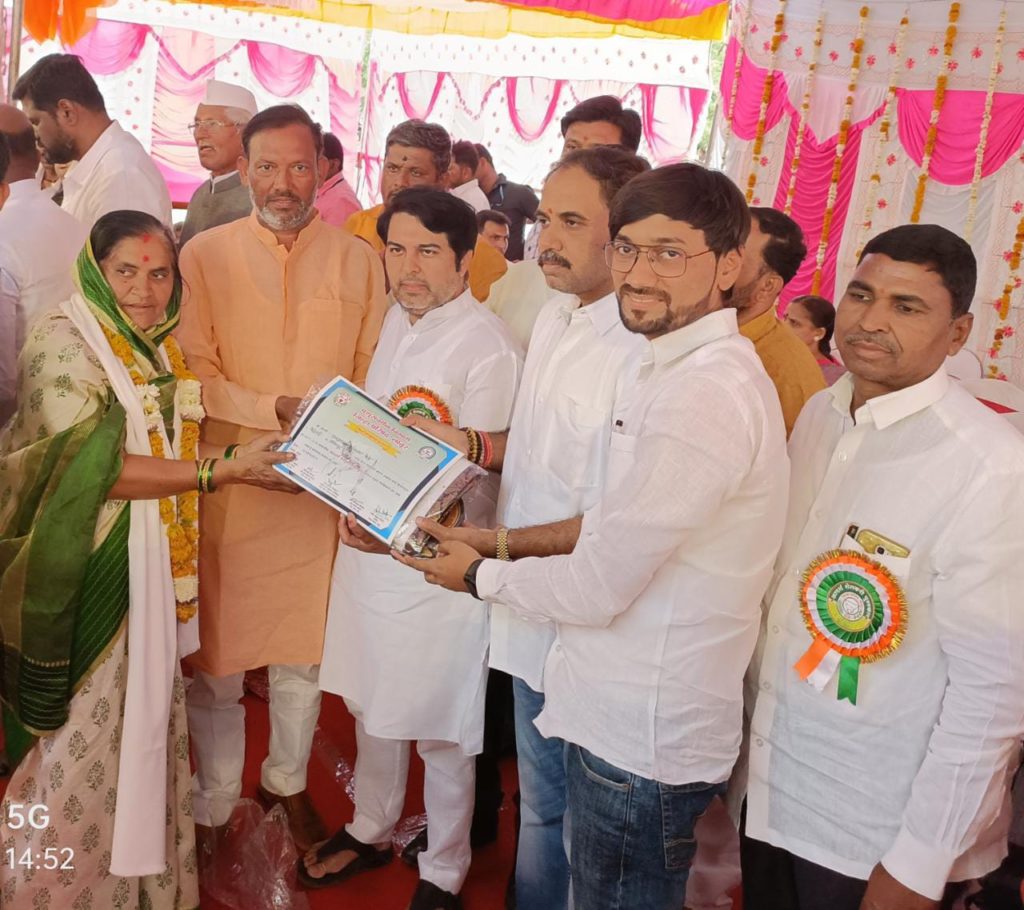 सौ.अनुसयाताई अनिरुद्धराव केंद्रे यांना आदर्श पशुपालक पुरस्कार प्रदान