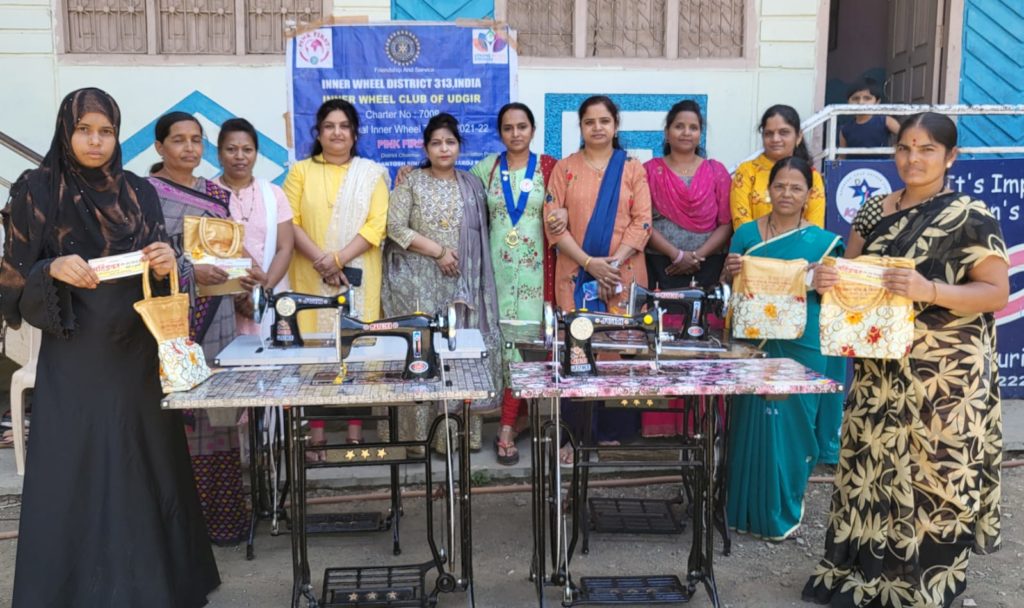 गरजु महिलांना आत्मनिर्भर करण्यासाठी इनरव्हील क्लब उदगीरचा मदतीचा हात म्हणून शिलाई मशीनचे वाटप