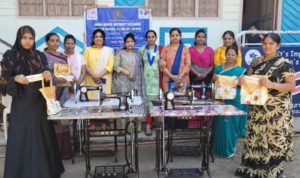 गरजु महिलांना आत्मनिर्भर करण्यासाठी इनरव्हील क्लब उदगीरचा मदतीचा हात म्हणून शिलाई मशीनचे वाटप