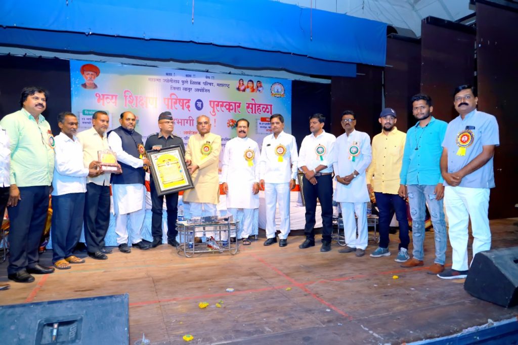 देशमुख अब्दुल गफूर हकानिमिया यांना सेवा गौरव पुरस्कार प्रदान