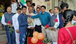 दयानंद कला महाविद्यालय बारावी बोर्ड परीक्षेच्या विद्यार्थ्यांचे उत्साहात स्वागत