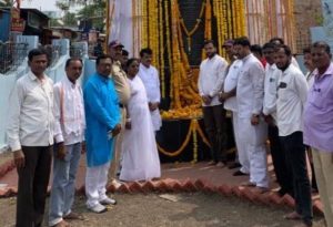 अहमदपुरात डॉ. बाबासाहेब आंबेडकर यांच्या जयंतीनिमित्त माजी मंत्री विनायकराव पाटील यांच्या हस्ते पंचशील ध्वजारोहण.