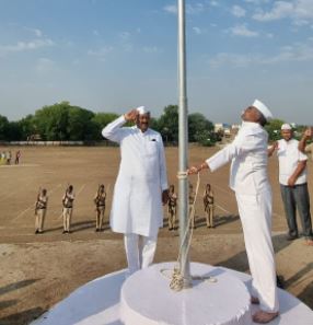 आ. बाबासाहेब पाटील यांच्या हस्ते ध्वजारोहन