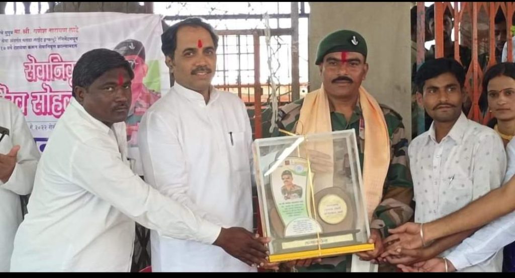 सेवानिवृत्त सैनिकाचा गावकऱ्यांनी केला गौरव