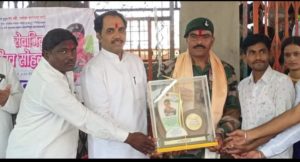 सेवानिवृत्त सैनिकाचा गावकऱ्यांनी केला गौरव