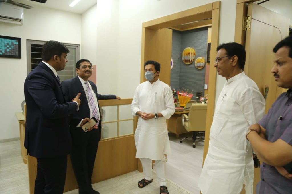 पालकमंत्री अमित देशमुख यांनी एस.एच.कोचेटा अँड असोसिएटस कार्यालयाची केली पाहणी