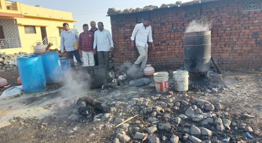 अवैध हातभट्टी दारू अड्यावर छापा; 3 लाख 62 हजाराचा मुद्देमाल जप्त