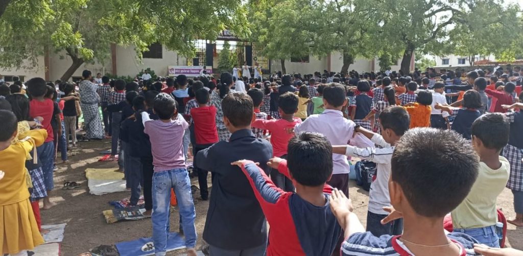 संत ज्ञानेश्वर विद्यालयात आंतरराष्ट्रीय योग दिन उत्साहात साजरा