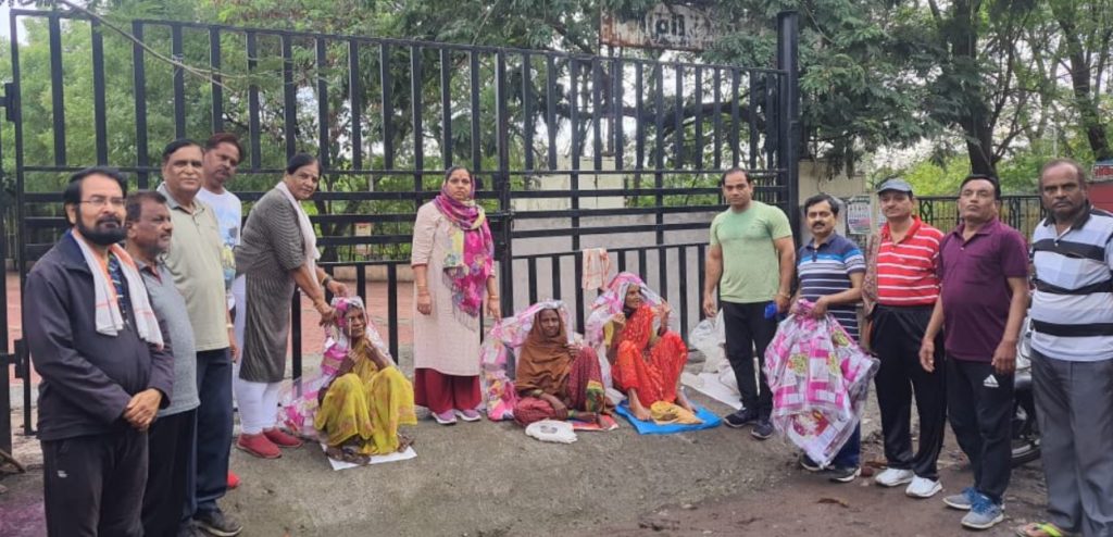 प्रभुराज प्रतिष्ठाण, लातूरच्या वतीने वंचित व गरजू लोकांना मदत