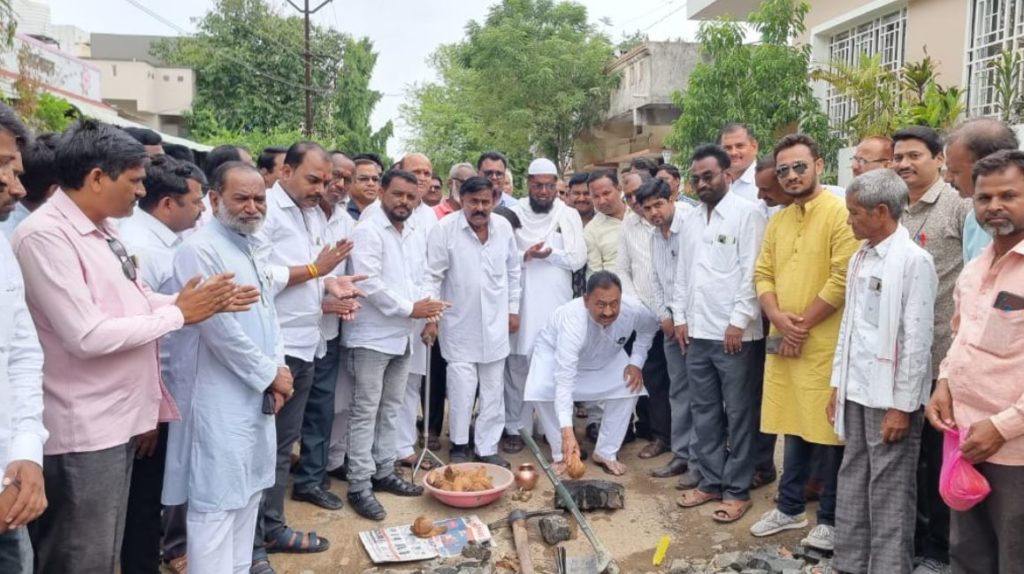 आ. बाबासाहेब पाटील यांच्या हस्ते सिमेंट रस्त्याचा कामाचा शुभारंभ