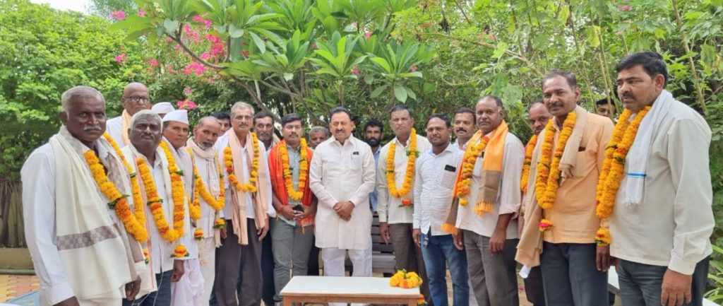 विविध कार्यकारी सोसायटी नवनिर्वाचित संचालकांचा आमदार बाबासाहेब पाटील यांच्या हस्ते सत्कार