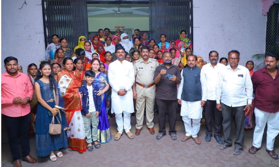 स्वच्छतेचे काम करणाऱ्या महिलांना वाढदिवसाच्या निमित्ताने साडी वाटप..!