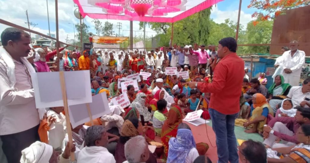 निराधारांच्या प्रश्ना संदर्भात तहसिलवर मोर्चा धडकला..!