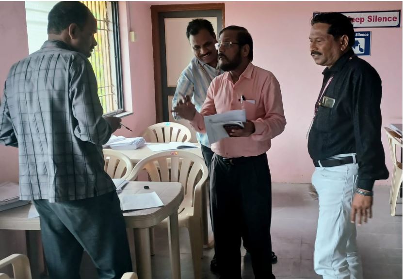 प्राचार्य डॉ. वसंत भोसले यांची महात्मा फुले महाविद्यालयाच्या मूल्यमापन केंद्रास भेट