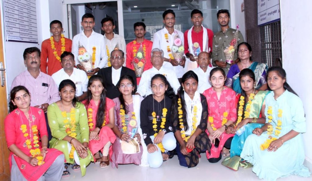 महात्मा गांधी महाविद्यालयात गुणवंतांचा सत्कार