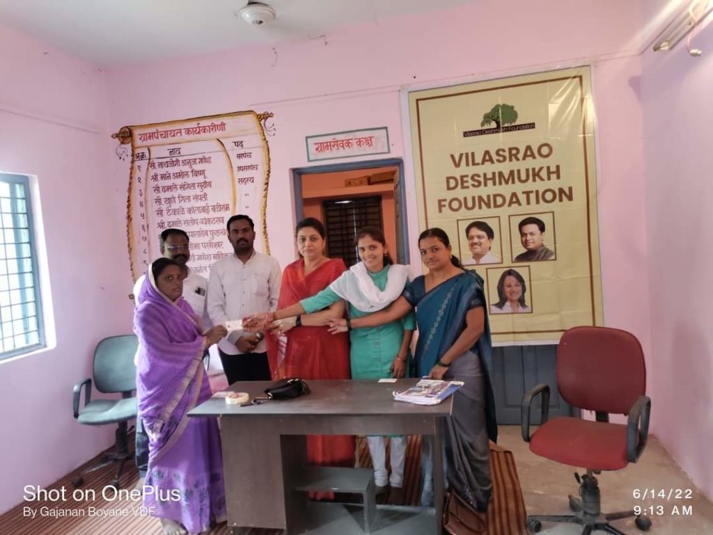 विलासराव देशमुख फाउंडेशनच्या वतीने बोरवटी येथे ई - श्रम कार्ड व डिजिटल हेल्थ कार्ड चे वाटप